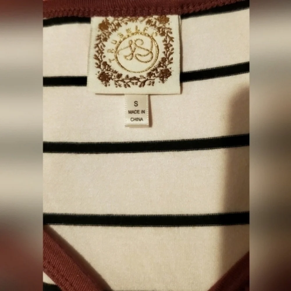 Women's Ivory Striped Tie Front V-Neck‎ Top. Size Small
